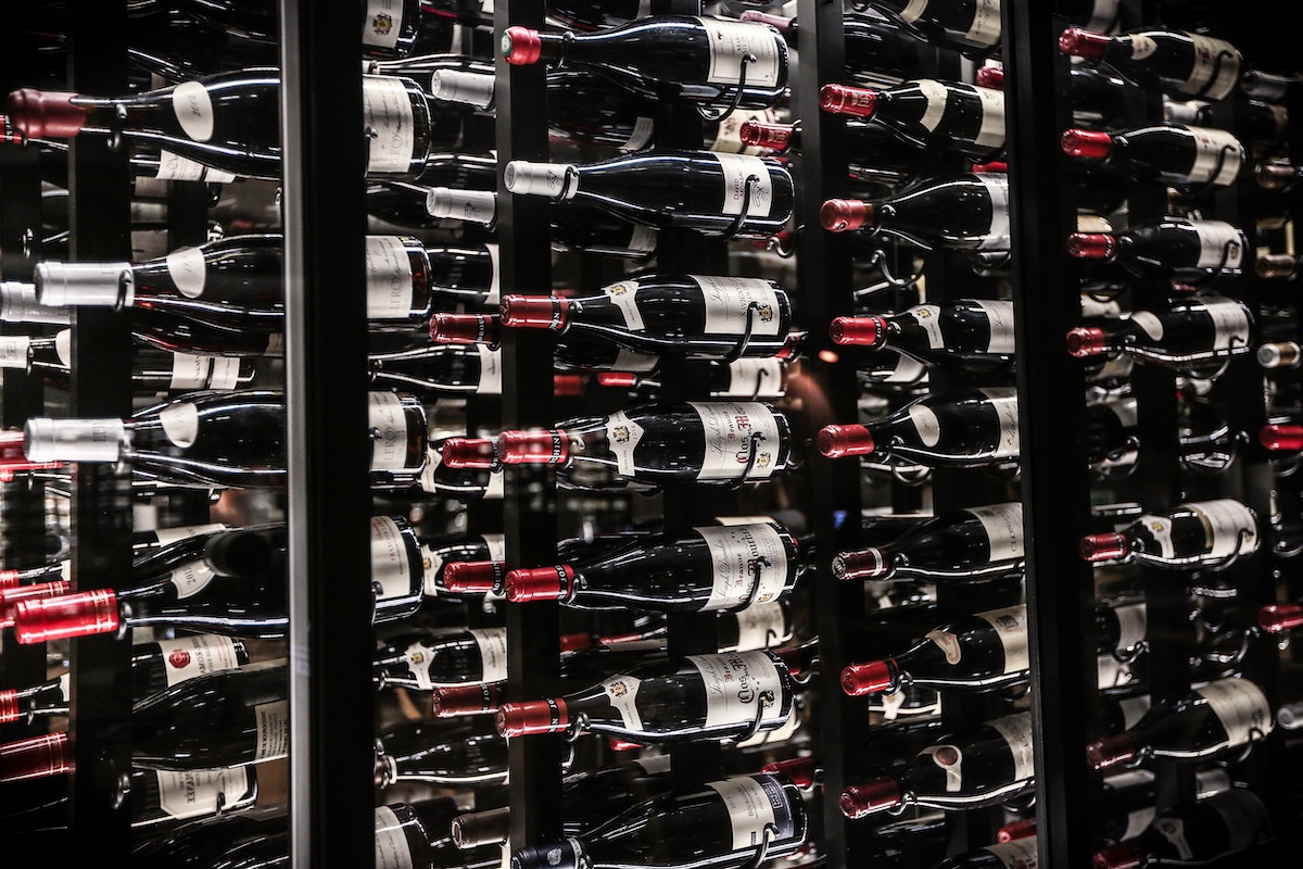 Cellier de luxe rempli de vin.
